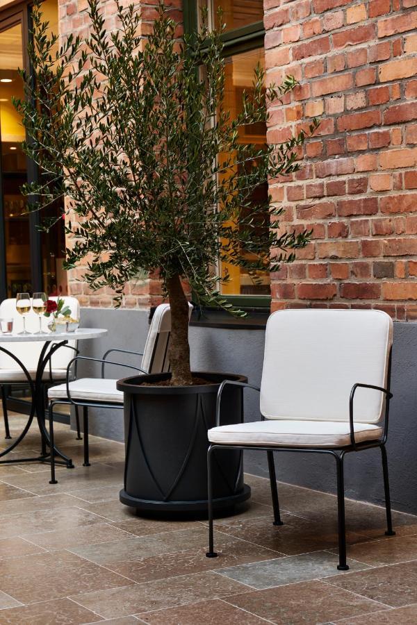 Villa Dagmar Стокгольм Екстер'єр фото A patio with a small olive tree