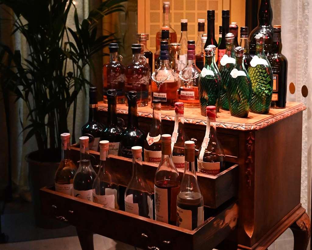 Villa Dagmar Стокгольм Ресторан фото A bar cart