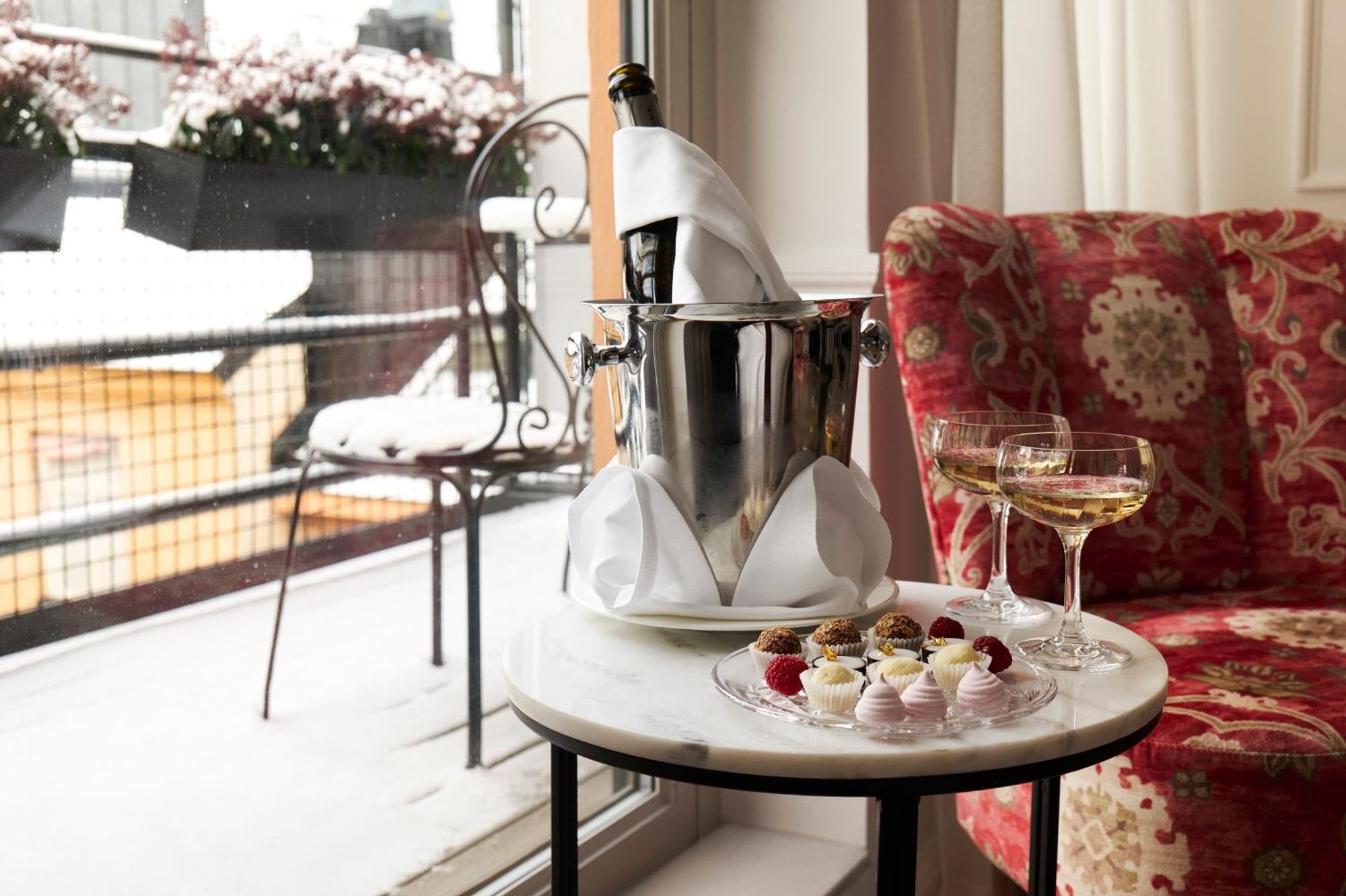 Villa Dagmar Стокгольм Екстер'єр фото A bottle of champagne in a cooler